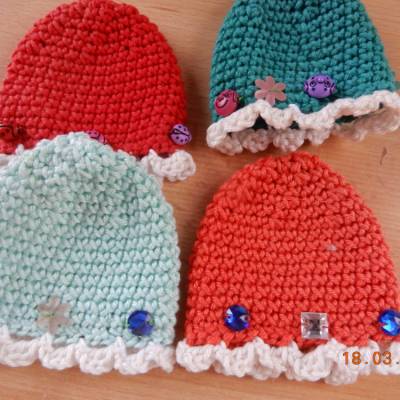 Vier bezaubernde handgehäkelte Eierwärmer