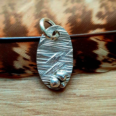 Ovaler Anhänger aus 999 Silber mit edler Textur und kleinen Silbernuggets