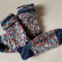 Socken Größe 34-35 handgestrickt bunt mit dunkelblauer Ferse und Spitze; handgestrickte Strümpfe in Gr. 34-35 Bild 1