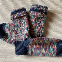 Socken Größe 34-35 handgestrickt bunt mit dunkelblauer Ferse und Spitze; handgestrickte Strümpfe in Gr. 34-35 Bild 5