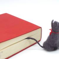 Lesezeichen grauer Kater - Katze bewacht das Buch seiner Besitzer, witziges Lesezeichen für Katzenfreunde, Buchaccessoir Bild 3
