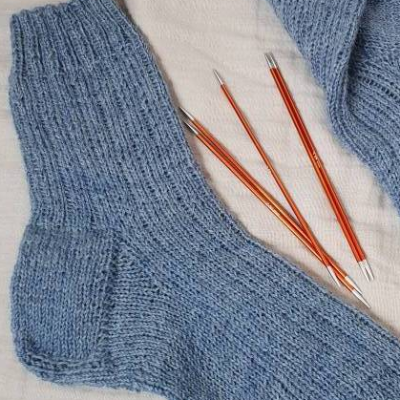Handgestrickte Socken Gr. 42/43 blau Wollsocken gestrickt Damen Herren unisex Stricksocken Markenwolle Geschenke für Ihn