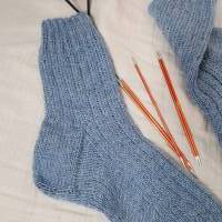 Handgestrickte Socken Gr. 42/43 blau Wollsocken gestrickt Damen Herren unisex Stricksocken Markenwolle Geschenke für Ihn Bild 2