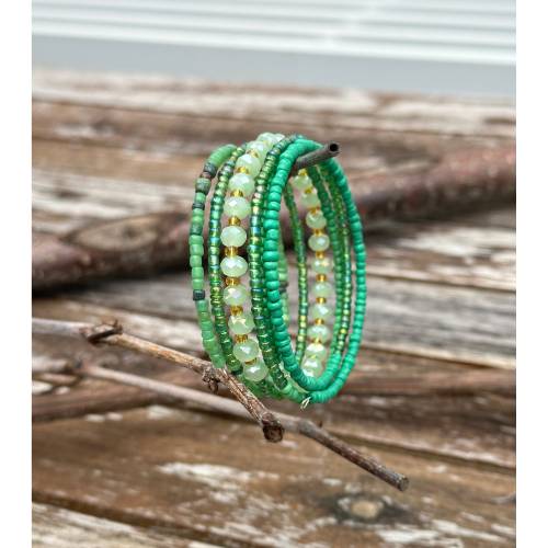 Spiralarmreif grün, Wickelarmband bunt, Wickelarmreif mit Glasperlen, Ethno Schmuck, Boho Armreif, Spiralarmband Perlen