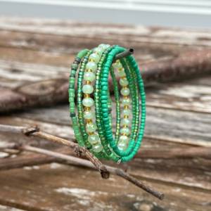 Spiralarmreif grün, Wickelarmband bunt, Wickelarmreif mit Glasperlen, Ethno Schmuck, Boho Armreif, Spiralarmband Perlen Bild 1