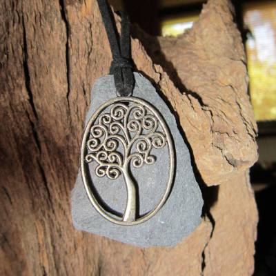 Halskette, Amulett mit Lebensbaum auf Schieferplättchen