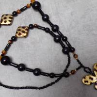 schwarze Halskette mit Leo Perlen und Schmetterling Bild 2