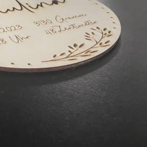 personalisiertes Geburtsschild aus Holz mit ausgelastetem Namen. Gravur aller Geburtsdaten, Punkten am Rand und einer Ra Bild 4
