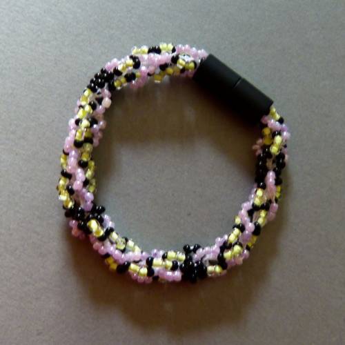Armband, Glasperlenarmband schwarz rosa creme, Länge 18,5 cm, Armband aus Rocailles gehäkelt, Armkettchen