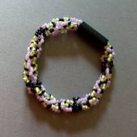 Armband, Glasperlenarmband schwarz rosa creme, Länge 18,5 cm, Armband aus Rocailles gehäkelt, Armkettchen Bild 1