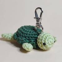 Süßer gehäkelter Schildkröte / Meeresschildkröte Anhänger “Shelly Green”, Schlüsselanhänger Amigurumi Bild 1