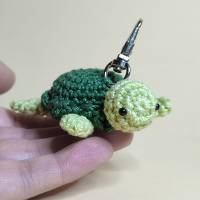 Süßer gehäkelter Schildkröte / Meeresschildkröte Anhänger “Shelly Green”, Schlüsselanhänger Amigurumi Bild 3
