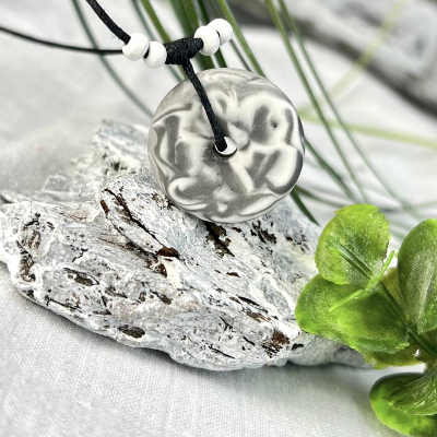 Halskette aus Jesmonite marmoriert in weiß -grau an einem Baumwollband mit Holzperlen, Geburtstag,Geschenk