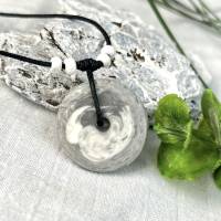 Halskette aus Jesmonite marmoriert in weiß -grau an einem Baumwollband mit Holzperlen, Geburtstag,Geschenk Bild 10
