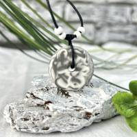Halskette aus Jesmonite marmoriert in weiß -grau an einem Baumwollband mit Holzperlen, Geburtstag,Geschenk Bild 2