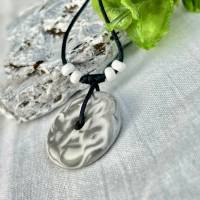 Halskette aus Jesmonite marmoriert in weiß -grau an einem Baumwollband mit Holzperlen, Geburtstag,Geschenk Bild 4