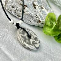Halskette aus Jesmonite marmoriert in weiß -grau an einem Baumwollband mit Holzperlen, Geburtstag,Geschenk Bild 5