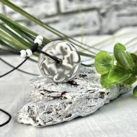Halskette aus Jesmonite marmoriert in weiß -grau an einem Baumwollband mit Holzperlen, Geburtstag,Geschenk Bild 6