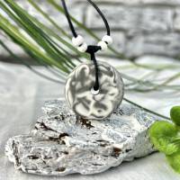 Halskette aus Jesmonite marmoriert in weiß -grau an einem Baumwollband mit Holzperlen, Geburtstag,Geschenk Bild 7