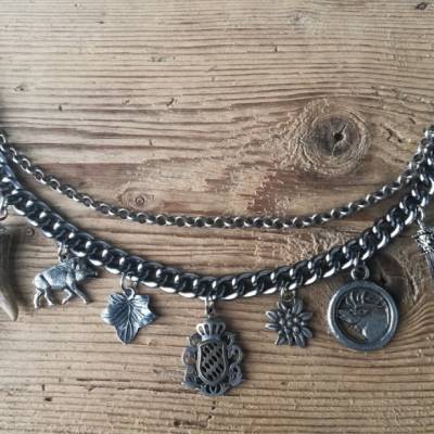 1 Lederhosen-Charivari, zweireihig mit 9 Anhängern, Herrencharivari