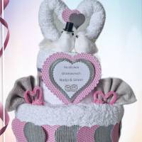Hochzeit Geschenk Handtuchtorte rosa grau personalisiert mit Herzen Bild 2