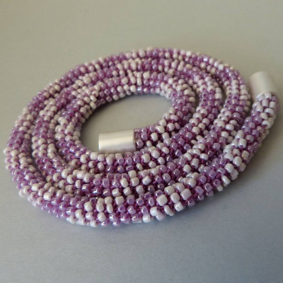 Häkelkette, lila + weiß, Länge 61 cm, Halskette aus Glasperlen gehäkelt, Perlenkette, Glasperlenkette, Magnetverschluss