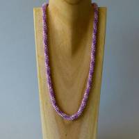 Häkelkette, lila + weiß, Länge 61 cm, Halskette aus Glasperlen gehäkelt, Perlenkette, Glasperlenkette, Magnetverschluss Bild 2