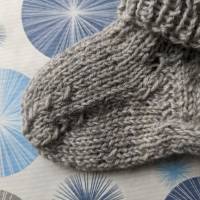 Kunterbunte BabySöckchen - Neugeborenen-Socken hellgrau Bild 3