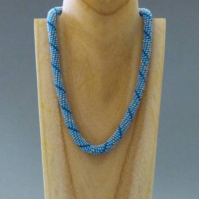 Häkelkette Spirale, hellblau silber grau, 47 cm, Halskette gehäkelt, Glasperlenkette, Magnetverschluß, unisex