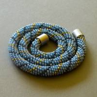 Häkelkette Spirale, hellblau silber grau, 47 cm, Halskette gehäkelt, Glasperlenkette, Magnetverschluß, unisex Bild 2