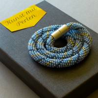 Häkelkette Spirale, hellblau silber grau, 47 cm, Halskette gehäkelt, Glasperlenkette, Magnetverschluß, unisex Bild 3