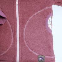 Baumwollfleece Jacke in Gr. 110, komplett gefüttert, in beere, mit Regenbogen Stickerei Bild 3
