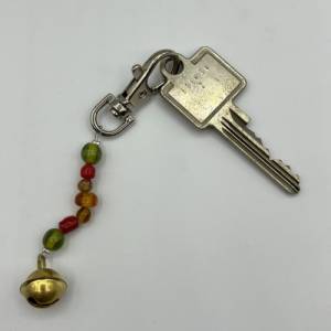 Glasperlen Schlüsselanhänger mit Glöckchen – Schicker Begleiter für Schlüssel, Taschen und Rucksäcke Bild 3