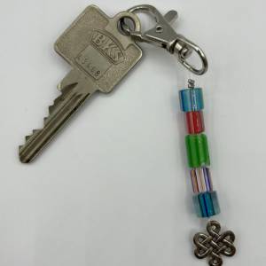 Bunter Glasperlen Schlüsselanhänger mit keltischem Knoten – Schicker Begleiter für Schlüssel, Taschen und Rucksäcke Bild 3