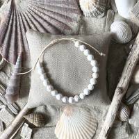„White Sand“ - Edelstein-Armband mit Magnesit-Perlen in off-white Bild 1