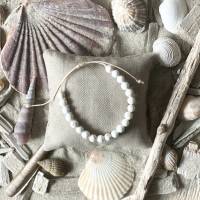 „White Sand“ - Edelstein-Armband mit Magnesit-Perlen in off-white Bild 2