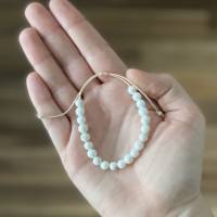 „White Sand“ - Edelstein-Armband mit Magnesit-Perlen in off-white Bild 4