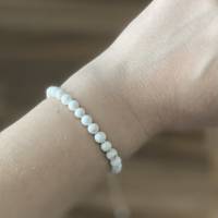 „White Sand“ - Edelstein-Armband mit Magnesit-Perlen in off-white Bild 5