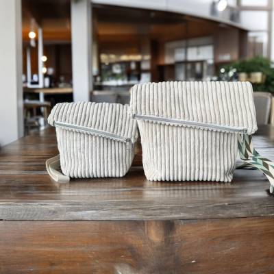 Foldover-Umhängetasche aus weichem Breitcord in Wollweiß – Handgefertigte Crossbodybag 