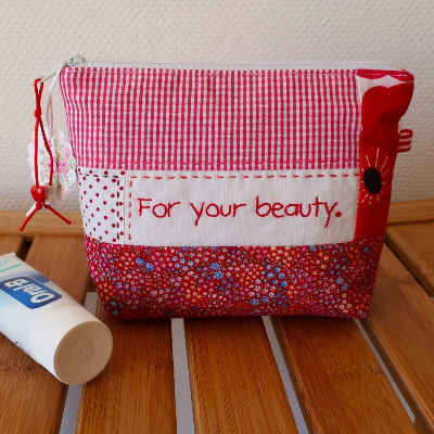 Kosmetiktasche aus Stoff altes Leinen mit FOR YOUR BEAUTY bestickt - Patchwork mit Marimekko