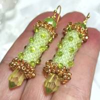 Ohrringe pastell grün funkelnd handgemacht Ohrhänger goldfarben Bild 1