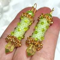 Ohrringe pastell grün funkelnd handgemacht Ohrhänger goldfarben Bild 3