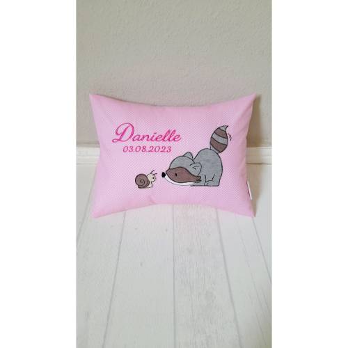 Namenskissen mit niedlichen Motiven, Waschbär mit Schnecke, zauberhafte Kinderzimmerdekoration, Babygeschenk