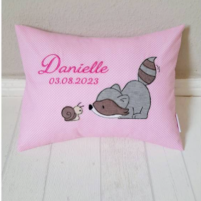 Namenskissen mit niedlichen Motiven, Waschbär mit Schnecke, zauberhafte Kinderzimmerdekoration, Babygeschenk