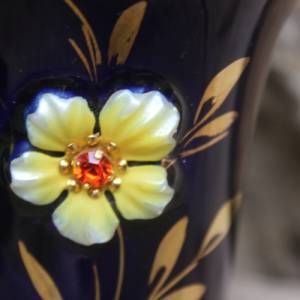 kleine Vase Echt Kobalt mit Blumen Relief Souvenir Reit im Winkl Bavaria Keramik 60er 70er Jahre Bild 3