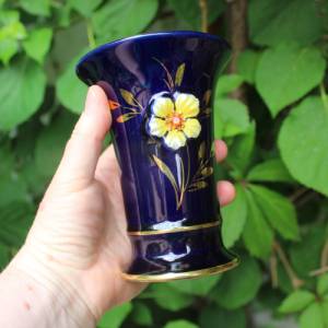 kleine Vase Echt Kobalt mit Blumen Relief Souvenir Reit im Winkl Bavaria Keramik 60er 70er Jahre Bild 4