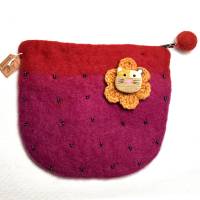 Niedliches, handgefilztes Täschchen/ Börse aus pink+roter Schurwolle, mit Katzen-Gesicht, Häkelblume und vielen Perlen Bild 1