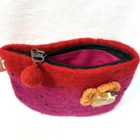 Niedliches, handgefilztes Täschchen/ Börse aus pink+roter Schurwolle, mit Katzen-Gesicht, Häkelblume und vielen Perlen Bild 2