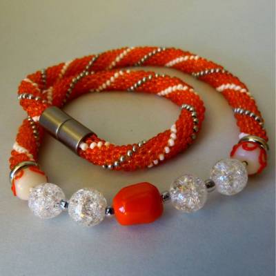 Häkelkette, orange weiß silber, Mittelteil mit Korallenperle und großen Kristallperlen, 51 cm, Halskette, Häkelschmuck