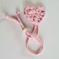 Lesezeichen Herz (rosa) aus Textilgarn gehäkelt mit weißer Holzperle Bild 1